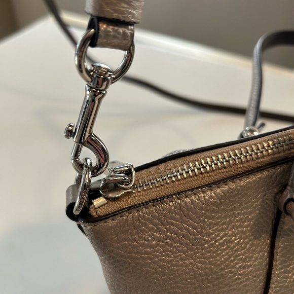 COACH PEBBLED LEATHER CLASSIC SHOULDER HANDBAG SILVER / CHAMPAGNE TONE - Picture 8 of 16